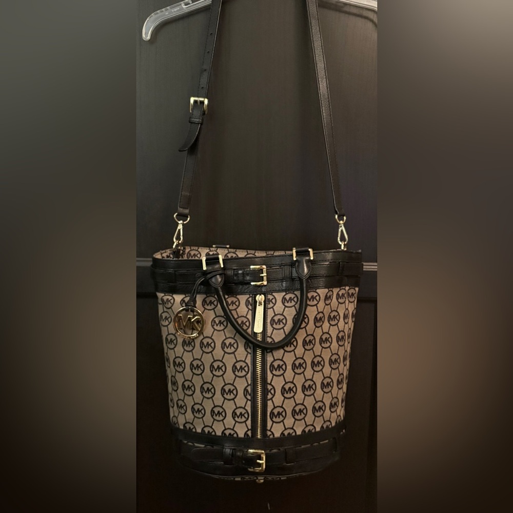 Michael Kors Signature Logo Bucket Tote | Belted Silhouette - Picture 2 of 16